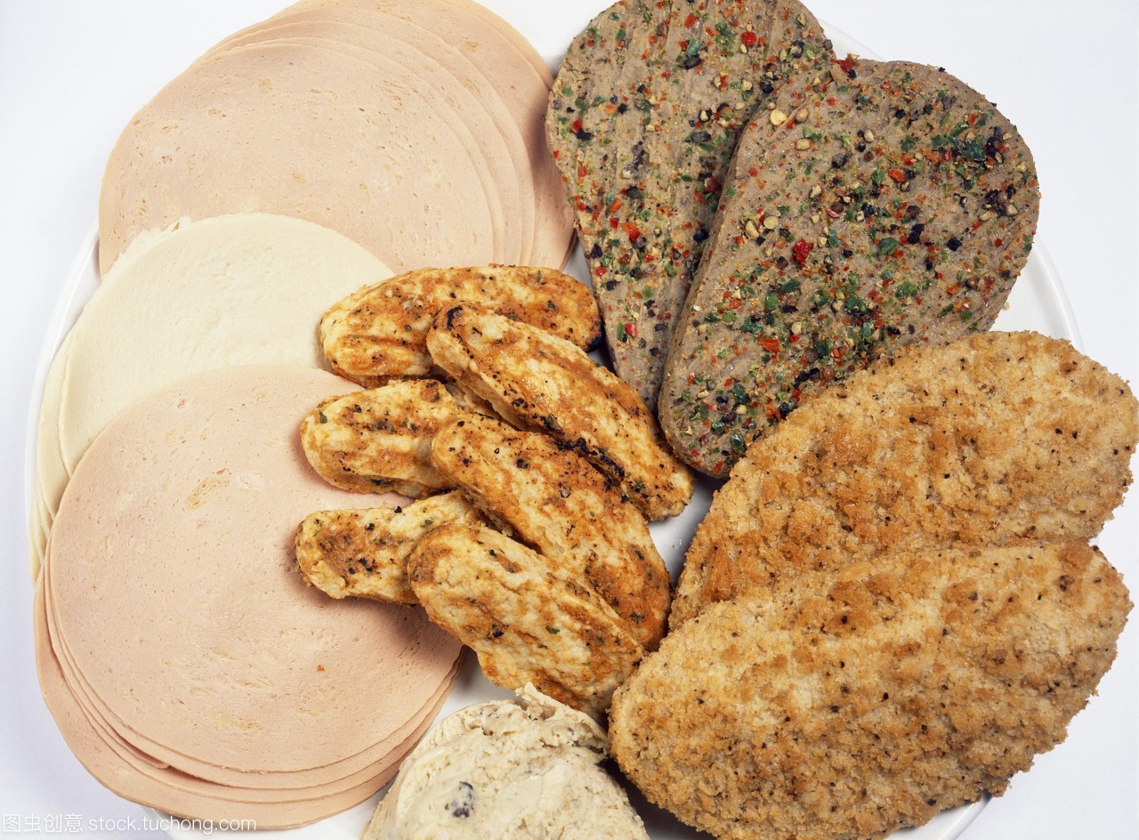 阔恩产品。quorn是一种由真菌镰刀菌发酵产生的myco-蛋白质,在素食中被用作肉类的替代品。quorn是marlowfoodslimited的品牌名称,它开发了这种新型食品。通过调味和塑造quorn,产品如“鸡”鱼片左下,“肉”pate极左和“火腿”切片上中心可以生产。
